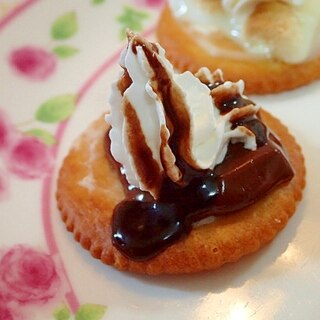 クリームチーズとビターチョコとホイップの焼きリッツ